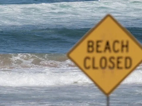 Kỳ tích: Cậu bé 13 tuổi bơi suốt 4 giờ giữa biển động để cứu gia đình bị cuốn ra xa bờ