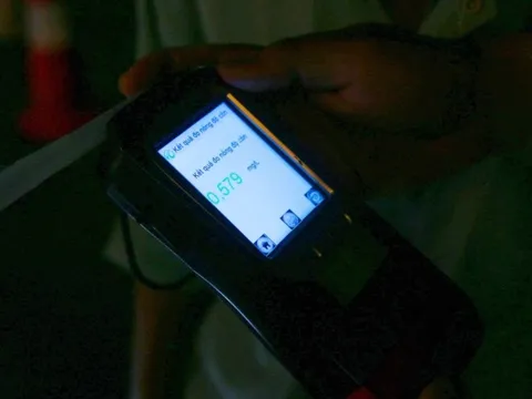 Uống 5 chén rượu, bao lâu thì hết cồn?