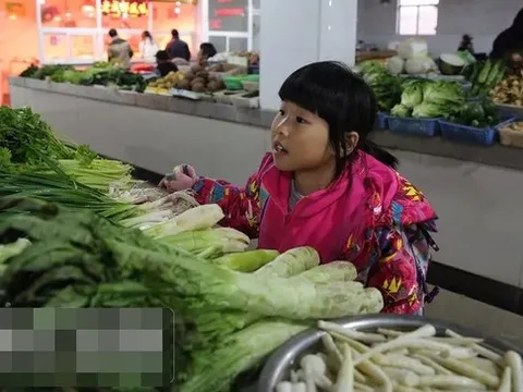 Chi nửa triệu mua rổ "sâu đất" về trộn gỏi: Tưởng màn review kinh dị, ai ngờ thành phẩm khiến 200 nghìn người phải "nuốt nước miếng"