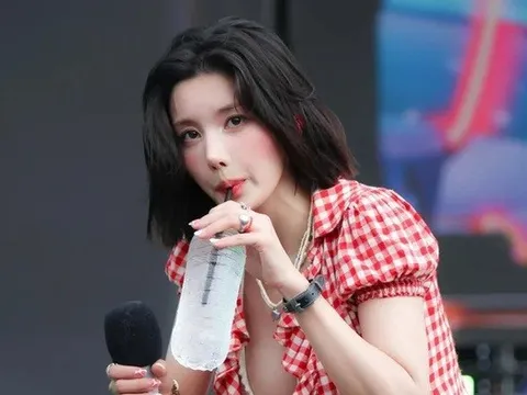 Nữ ca sĩ bị bỏng da độ 2 khi leo núi, khiến fan xót xa