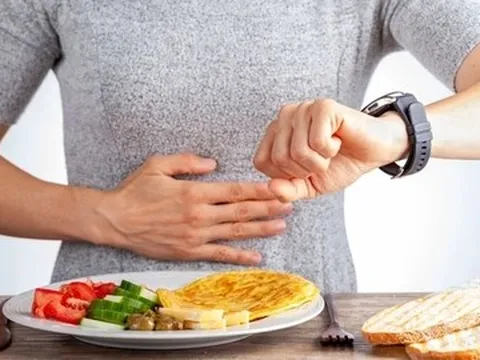 Nghe lời ChatGPT làm 2 việc, cô giáo phải "cầu cứu" bác sĩ