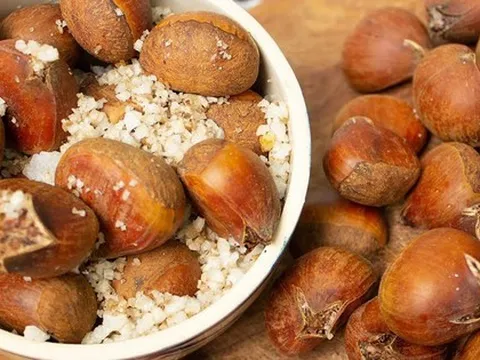 Ngày càng nhiều người còn trẻ đã khổ sở vì bệnh gan, bác sĩ nói thẳng: 4 loại hạt này ăn nhiều "phá gan" hơn bia rượu