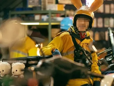 Nam shipper 27 tuổi phát hiện nhiễm HIV, bật khóc: 1 lần sai, cả đời còn lại cũng khó sửa