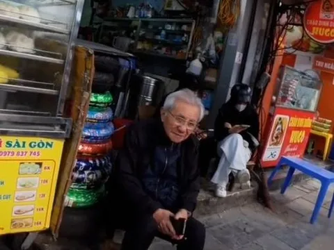 Phỏng vấn dạo 1 ông cụ sửa xe lớn tuổi ở Hà Nội, nam thanh niên sốc nặng vì học vấn QUÁ KHỦNG của ông!