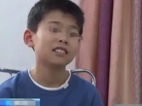 Cậu bé nhặt được túi tiền hơn 900 triệu đồng nhưng người đánh rơi nói "Tôi chỉ làm mất hơn 70 triệu", sự thật được hé lộ quá bất ngờ!