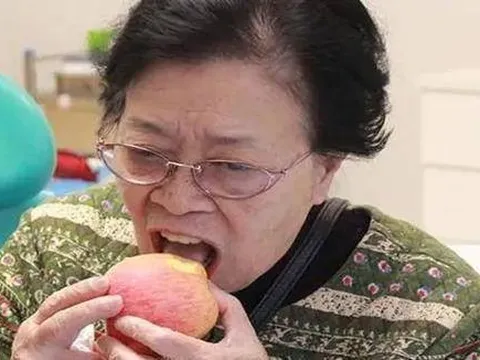 Người phụ nữ 50 tuổi kiên trì đánh răng bằng nước muối: Sau 1 năm, kết quả khám răng khiến cả nhà giật mình