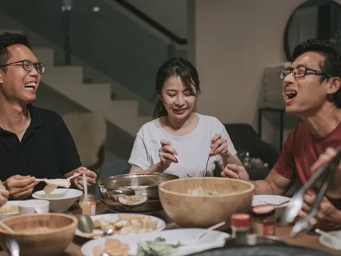 Đi tiệc cuối năm, tụ họp gia đình, thường xuyên làm 3 việc sau là biểu hiện của người EQ thấp