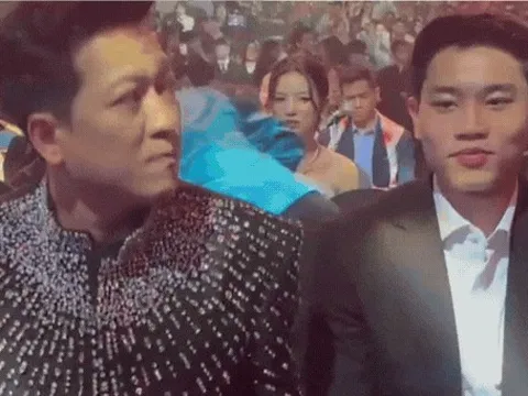 Đình Bắc ngại ngùng khi ngồi cạnh Trường Giang, gọi dạ bảo vâng cực lễ phép tại WeChoice Awards 2025