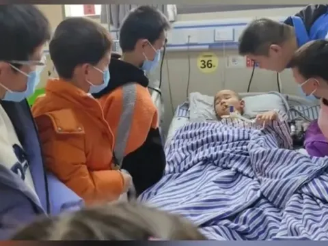 Cậu bé 8 tuổi tỉnh lại sau 55 ngày hôn mê nhờ tiếng gọi của bạn học