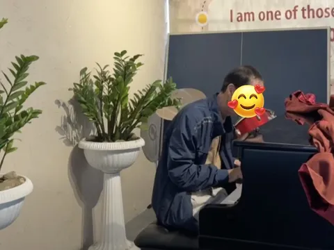 Thấy người đàn ông ngồi chơi đàn, học sinh TP.HCM quay clip lại: Danh tính thật gây ngỡ ngàng!