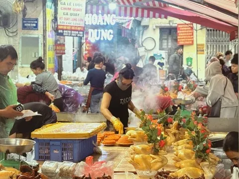 Ngày 22 tháng Chạp: Chợ Hàng Bè đông không lối thoát bất chấp mưa rét, "điểm nóng" vẫn là khu hàng gà luộc!