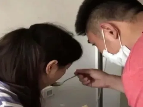 Cô gái 23 tuổi suy thận giai đoạn cuối kết hôn cùng bạn trai cùng phòng bệnh, tái khám kết quả gây bất ngờ