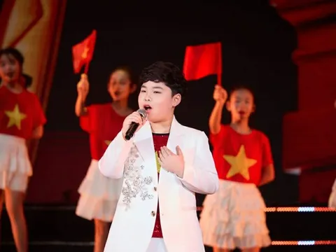 Ca sỹ nhí Dương Đức Hải hát cùng DTAP trong chương trình Xuân Quê Hương