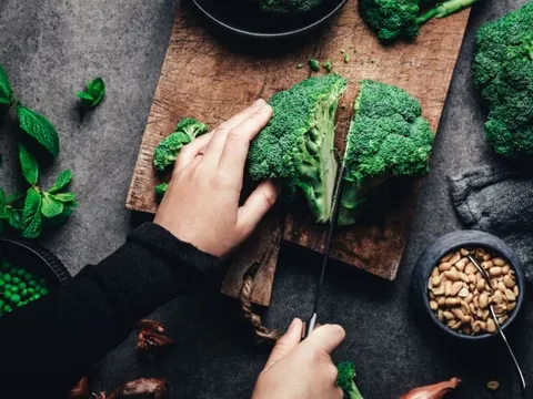 Chuyên gia tiết lộ quy tắc 10 phút biến rau quen thuộc thành “vũ khí chống ung thư”