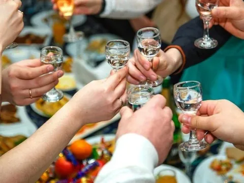 Tại sao ăn lót dạ mới là 'cách giải rượu' hiệu quả nhất?