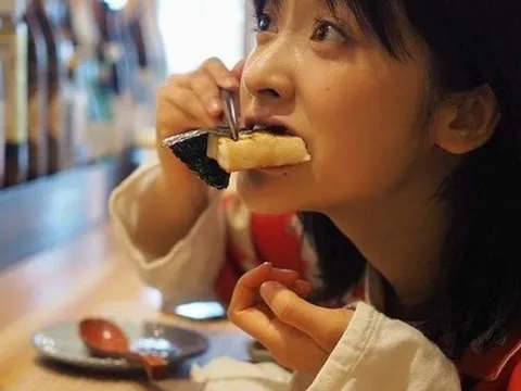 Sau bữa ăn, 3 thói quen tưởng vô hại lại âm thầm làm tăng nguy cơ viêm dạ dày, ung thư thực quản