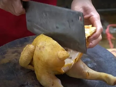 Một phút sơ sẩy khi chặt thịt gà, người đàn ông 57 tuổi đối mặt nguy cơ tàn phế bàn tay