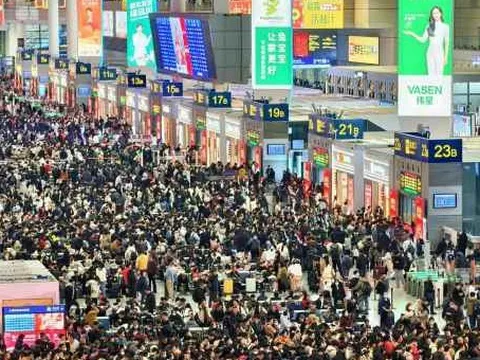 Cảnh tượng ngay lúc này ở ga tàu điện: Nhiều người không tin vào mắt mình