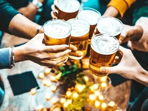 Bác sĩ chuyên khoa gan nói thẳng: Đừng nghĩ uống bia không độ là vô hại!