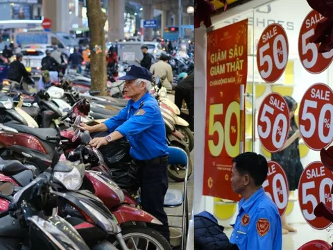 Cảnh tượng khó tin tại nhiều cửa hàng thời trang ở Hà Nội lúc 23h đêm 26 Tết