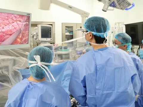 Đang về quê đón Tết, nhiều y, bác sĩ quay lại viện vì ca ghép gan