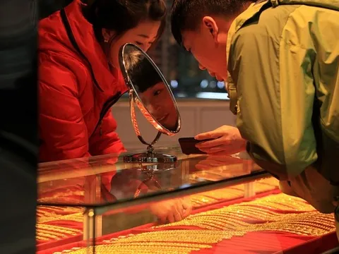 Phát hiện vị khách khắc khổ chi 5,2 tỷ đồng mua vàng mà không cần hỏi giá, quản lý cửa hàng lập tức báo cảnh sát