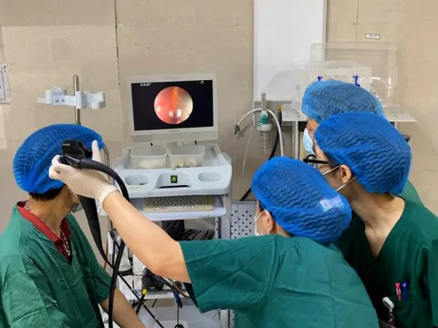 Ninh Bình: Bé 3 tuổi uống nhầm axit trong lúc bố mẹ mải mê dọn nhà đón Tết, bác sĩ thăm khám nhìn thực trạng không khỏi xót xa