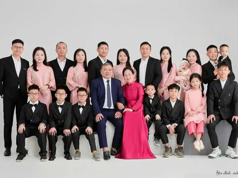 Hiếm thấy: 5 con gái đi lấy chồng vẫn cùng nhau ăn Tết nhà ngoại, chuẩn bị mừng thọ bố