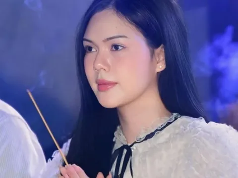 Diễn viên Ngọc Trinh đau xót thông báo bố qua đời vào ngày 28 Tết