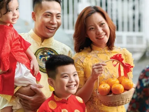 Khi họ hàng trêu trẻ “không chào thì không có lì xì”, cách cha mẹ đáp lại ảnh hưởng rất lớn đến đời con