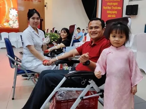 Vợ chồng rủ nhau du xuân tại Viện Máu, trao 'lì xì sự sống' đầu năm