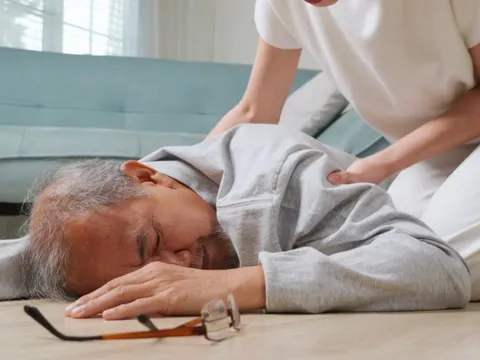 Ngày càng nhiều người bị đột quỵ, bác sĩ cảnh báo gấp: 3 thói quen này, dù khó đến đâu cũng phải thay đổi