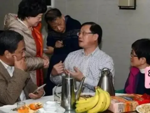 Rủ nhau đi thăm thầy cô sau 20 năm ra trường: “Tôi sững người khi không ai nhận ra mình, càng nghe càng thấy lòng đắng chát”