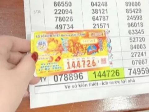 Bé 3 tuổi vứt tờ vé số trúng độc đắc của bố ra cửa ngay ngày Tết: Diễn biến bất ngờ sau đó