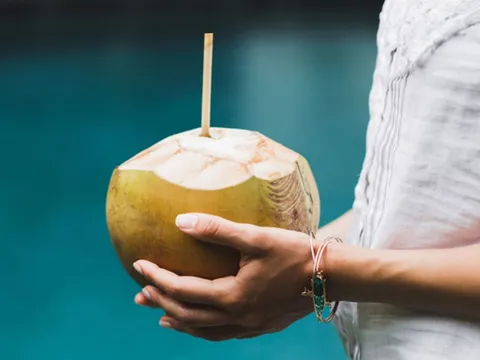 Uống nước dừa sáng sớm cực tốt, nhưng ai thuộc 2 nhóm này phải kiêng