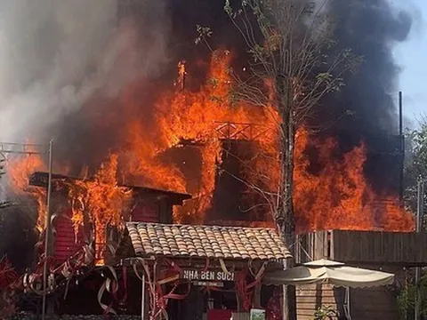 Cháy lớn quán cà phê ở TPHCM