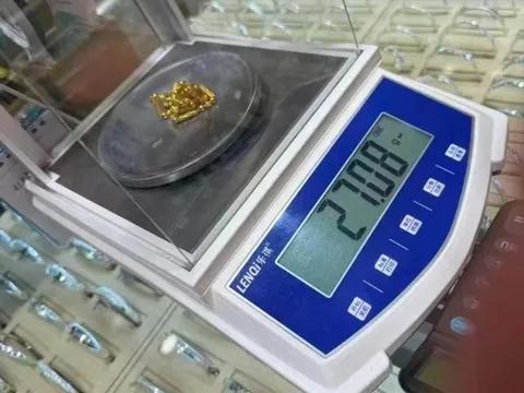 Khách mang 93,22g vàng đi bán, thấy chủ tiệm vàng cân lại chỉ được 84,47g liền báo cơ quan chức năng, vạch trần hành vi trục lợi 19 triệu đồng