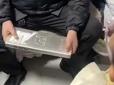 Cậu lì xì cho cháu gái 5 tuổi thỏi bạc 15kg trị giá 1 tỷ đồng