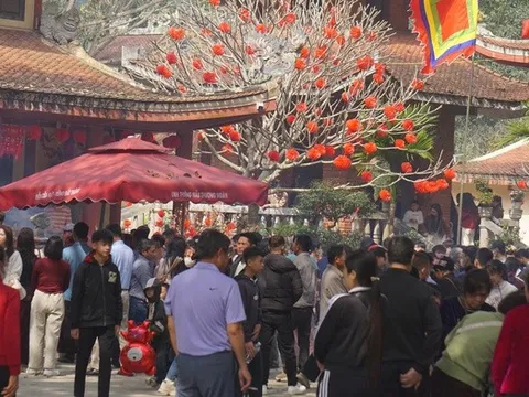 Biển người trẩy hội, chật kín đường vào Đền Cửa Đặt