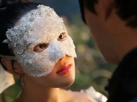 Phim 18+ về giới quý tộc nhận chỉ trích