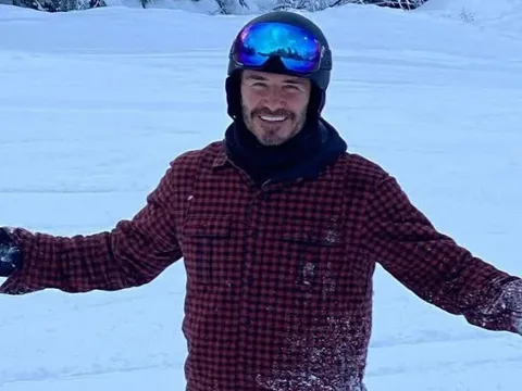 David Beckham ra tay cứu mỹ nhân ở khu trượt tuyết, được khen hết lời