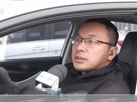 Khách đi taxi hết 37k nhưng chuyển khoản hơn 552 triệu đồng, tài xế muốn trả lại thì bị từ chối liền báo cảnh sát