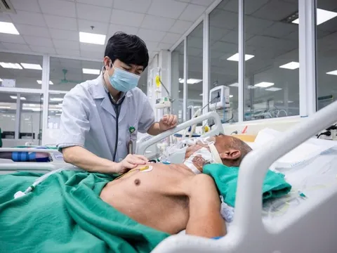 Vị bác sĩ chọn đứng ở ranh giới sinh tử, nơi 1% hy vọng cũng không được phép bỏ cuộc