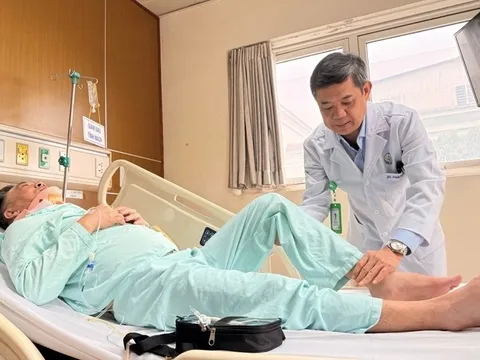 Từ Anh về Việt Nam mổ ống sống cổ