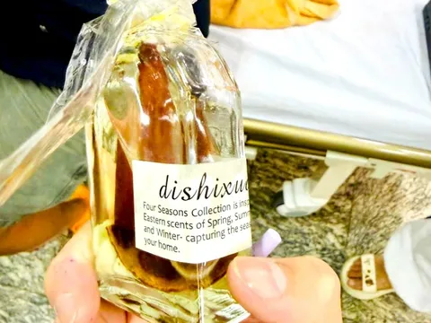 Uống nhầm lọ nước hoa thơm phòng, bé gái 3 tuổi nhập viện