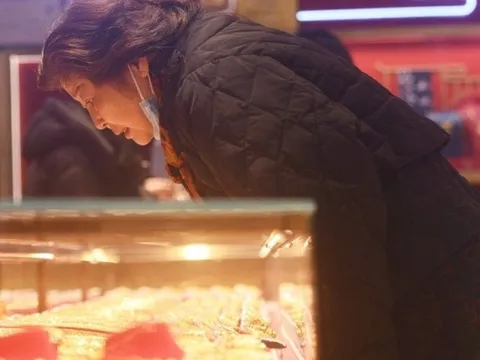 Tá hoả vì 31kg vàng biến mất, bà mẹ điều tra thì phát hiện sự thật đắng lòng: Nuôi ong tay áo!