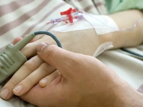 Vô tình phát hiện ung thư giai đoạn cuối khi chăm con ở viện, người phụ nữ sốc nặng: "Sao khối u nhỏ thế?"