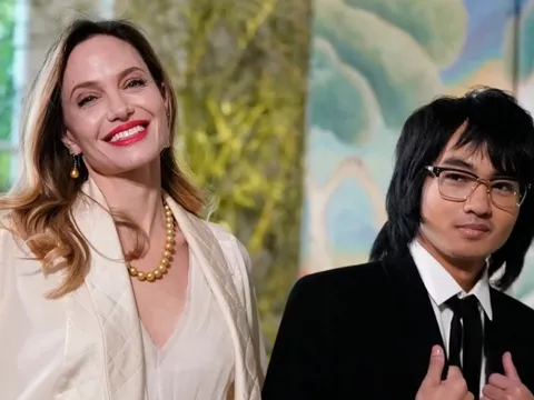 Con trai cả bỏ họ Brad Pitt