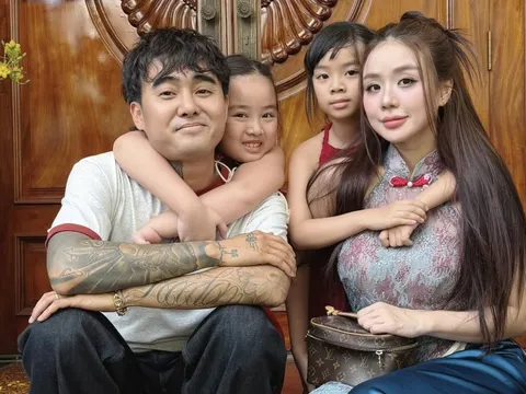 Lấy mẹ đơn thân, nam ca sĩ lặng người khi đọc bài văn con riêng của vợ viết về mình: "Ba nợ tụi con"