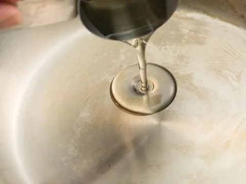 Nên làm nóng chảo trước hay cho dầu trước? Sai 1 bước có thể hỏng lớp chống dính, tăng nguy cơ tổn thương thực quản